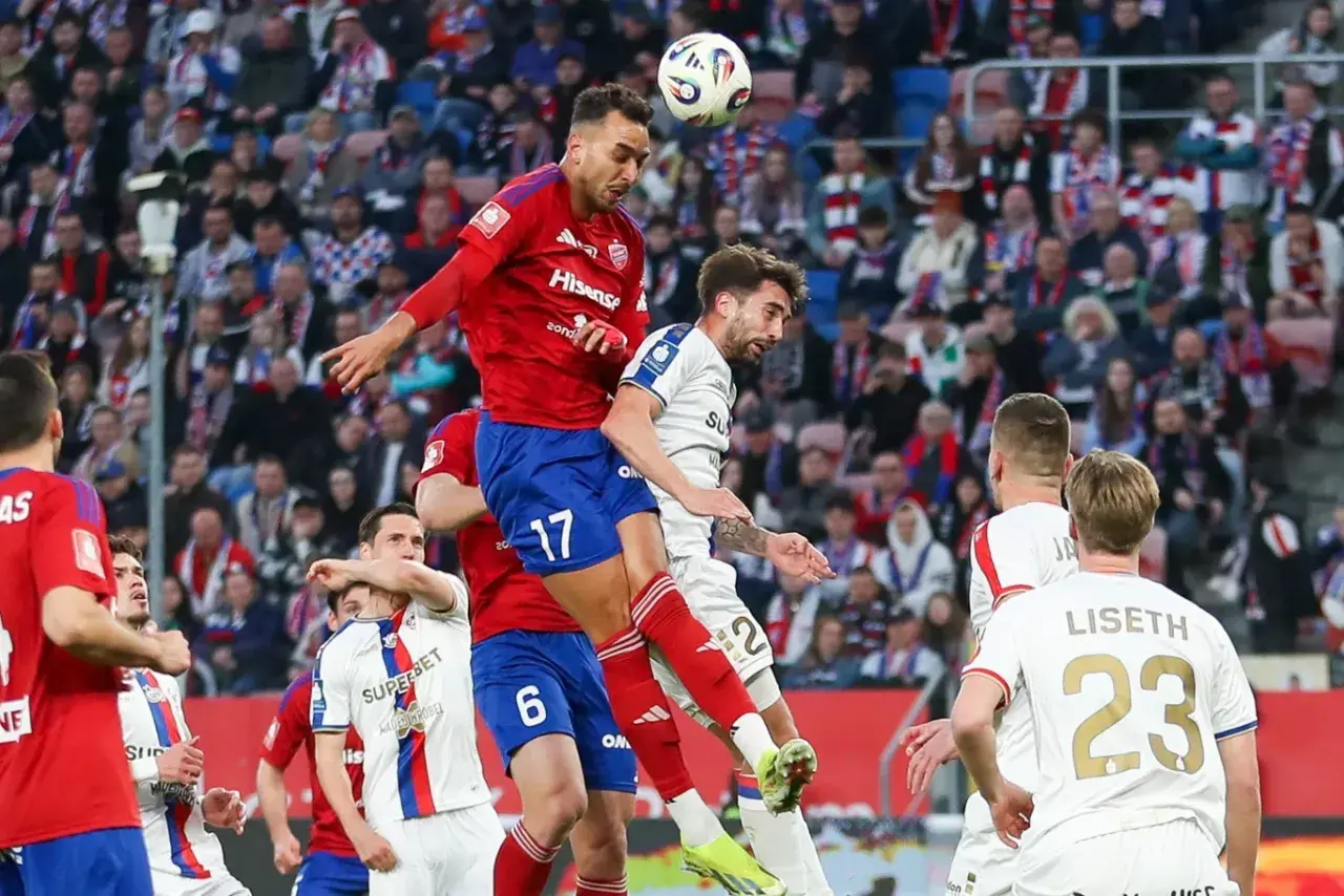 Piłkarze walczą o piłkę w powietrzu podczas meczu Górnik Zabrze – Raków Częstochowa.