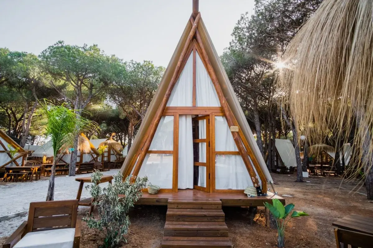 Descubre los mejores camping Andalucía. Glamping en un entorno natural con tiendas tipo cabaña y zonas de descanso.