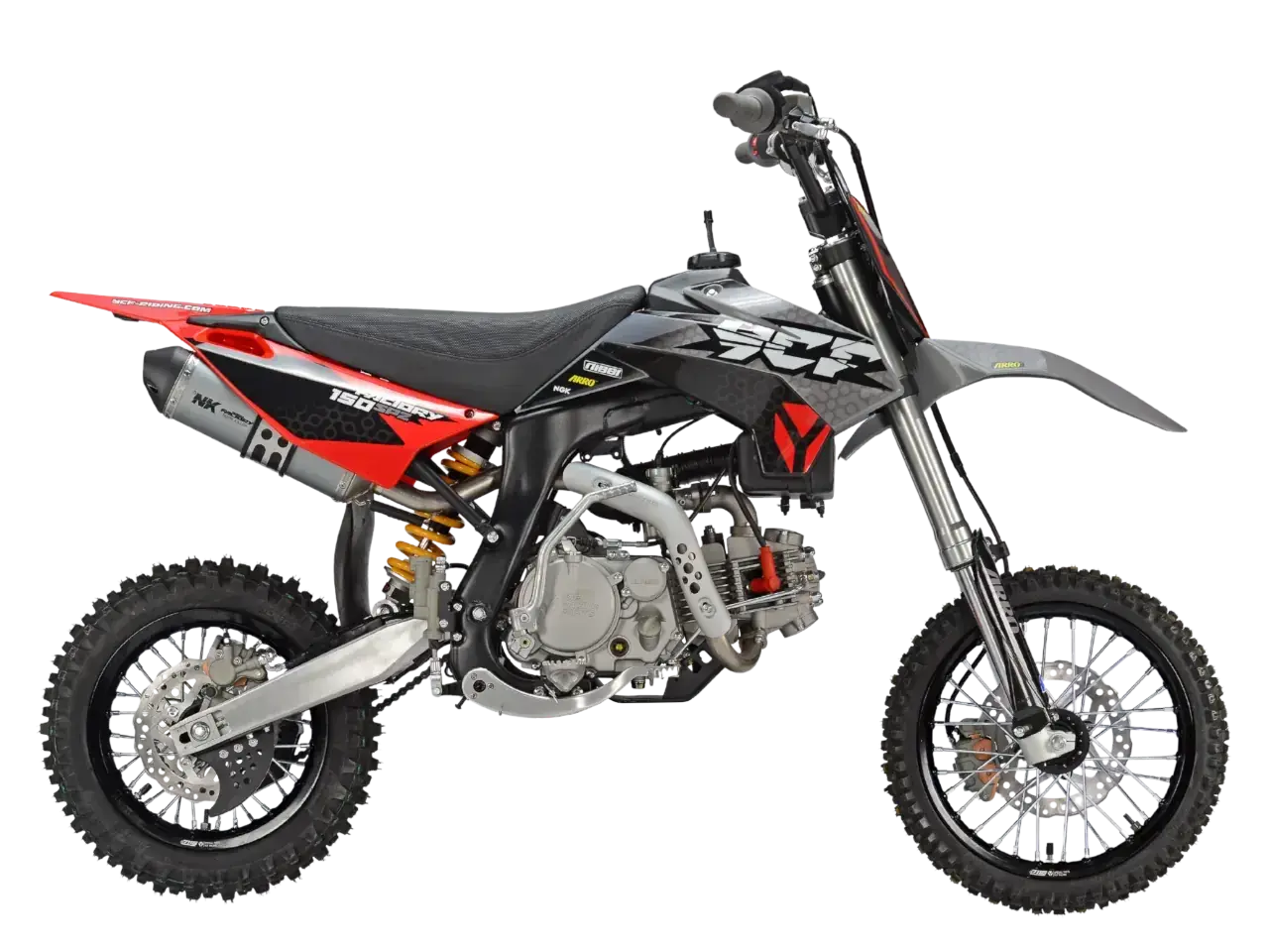 Motocykl typu pit bike z czarnym siedzeniem, czerwono-szarym nadwoziemiem i czarnymi kołami na czarnym tle.