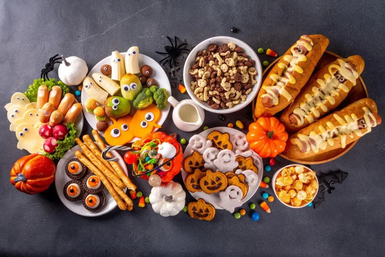 Przerażająco pyszne, nowoczesne dania mięsne na imprezę w stylu Halloween: hot-dogi-potwory, serowe duchy i inne straszne przekąski.
