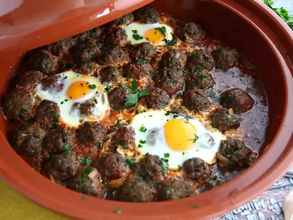 Köttbullar med ägg i tomatsås i en tagine. Ett smakrikt tagine recept som passar perfekt för en mysig middag.