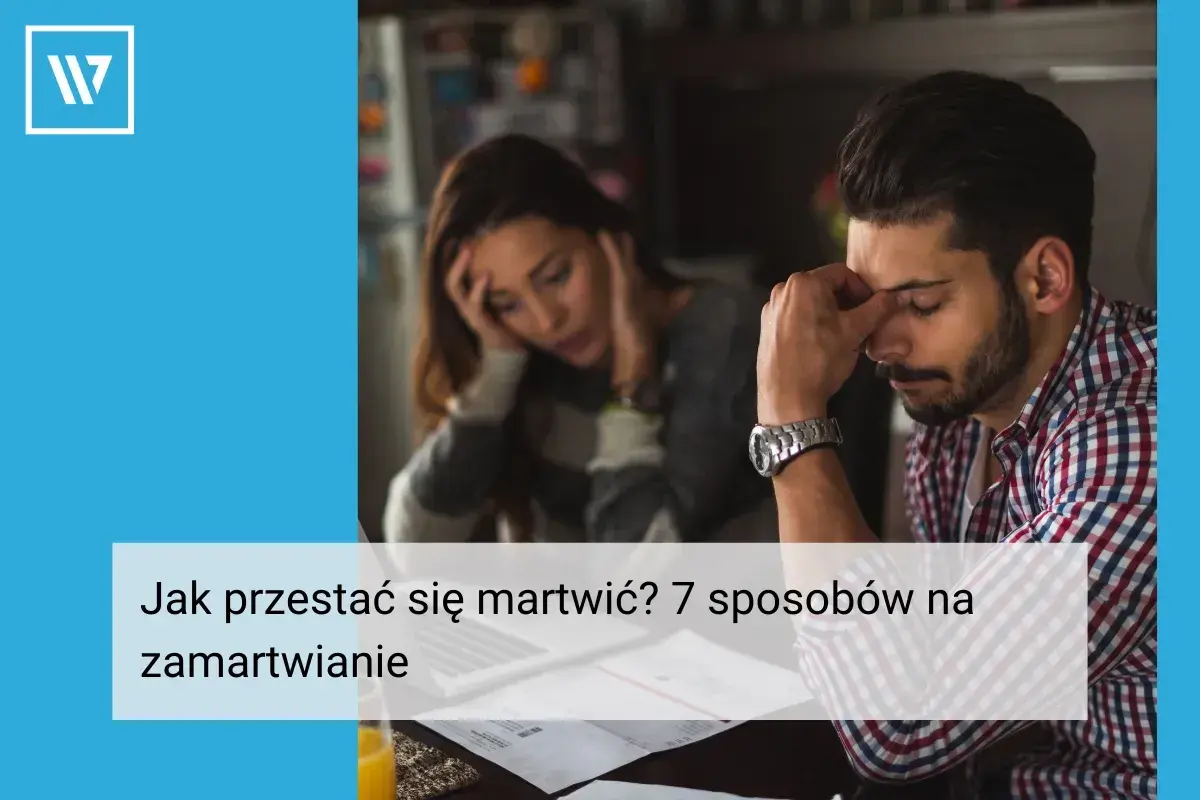 Para zmartwiona, mężczyzna trzyma się za czoło, kobieta opiera głowę na dłoniach. W tle rachunki.