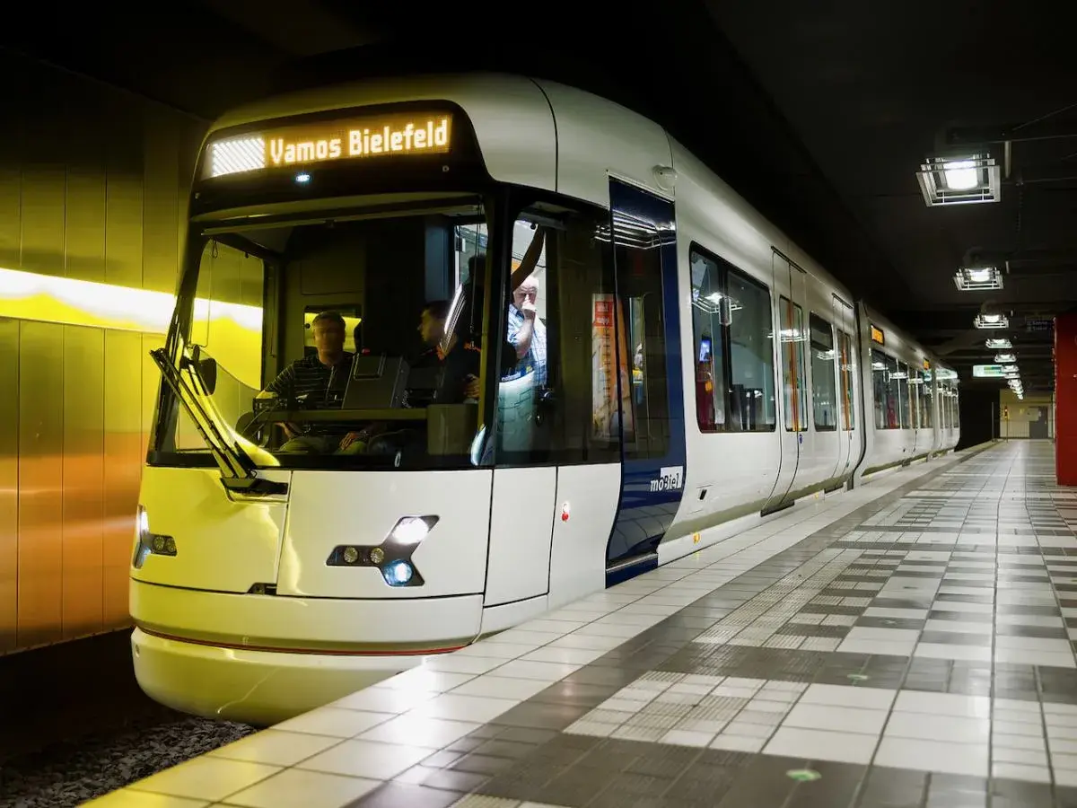 Tram "Vamos Bielefeld" na stacji. Co to znaczy? To zaproszenie do podróży, do odkrywania miasta.