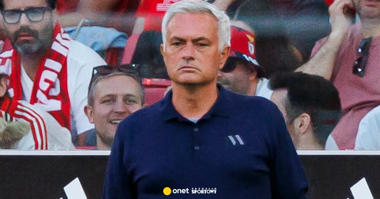 José Mourinho, znany z prowadzenia drużyny z charyzmą, na tle kibiców.