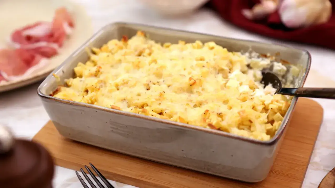Un plat gratiné de crozets savoyards, prêt à être dégusté. Une recette réconfortante et gourmande.