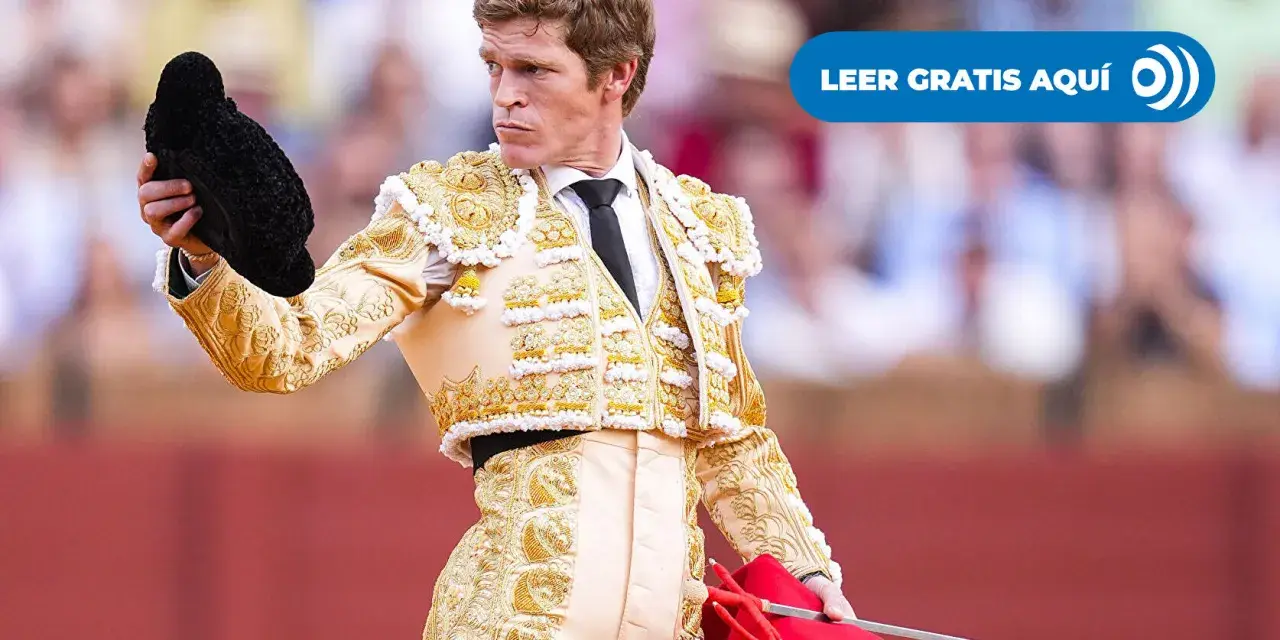Borja Jiménez torero, con traje de luces dorado, sostiene su montera negra.