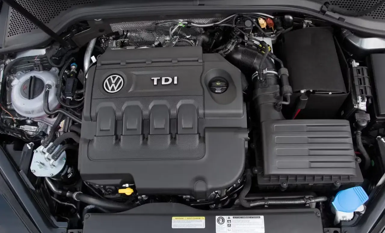 Motorraum eines VW Touran 2.0 TDI. Hier könnten typische vw touran 2.0 tdi probleme liegen, wie z.B. am Kraftstofffilter oder der Luftzufuhr.