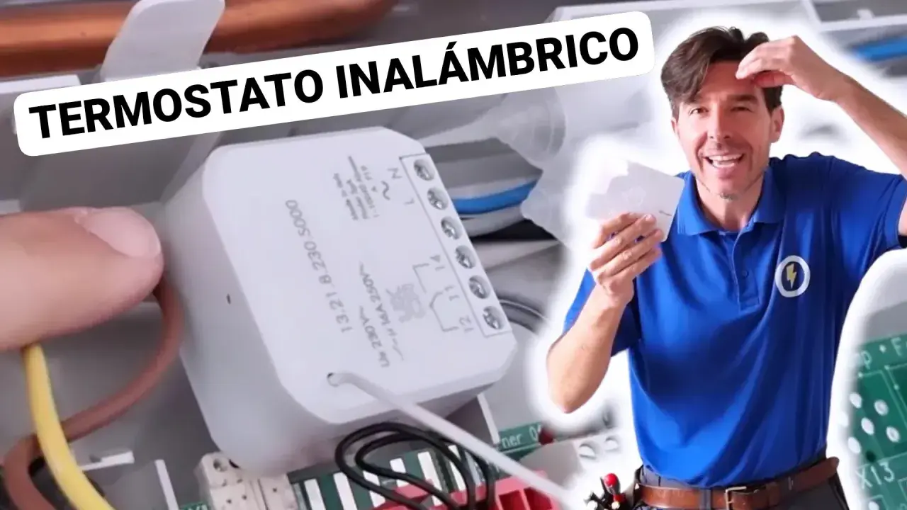 Hombre sonriente con un termostato inalámbrico en primer plano, listo para instalar. La altura del termostato es ideal para su montaje.