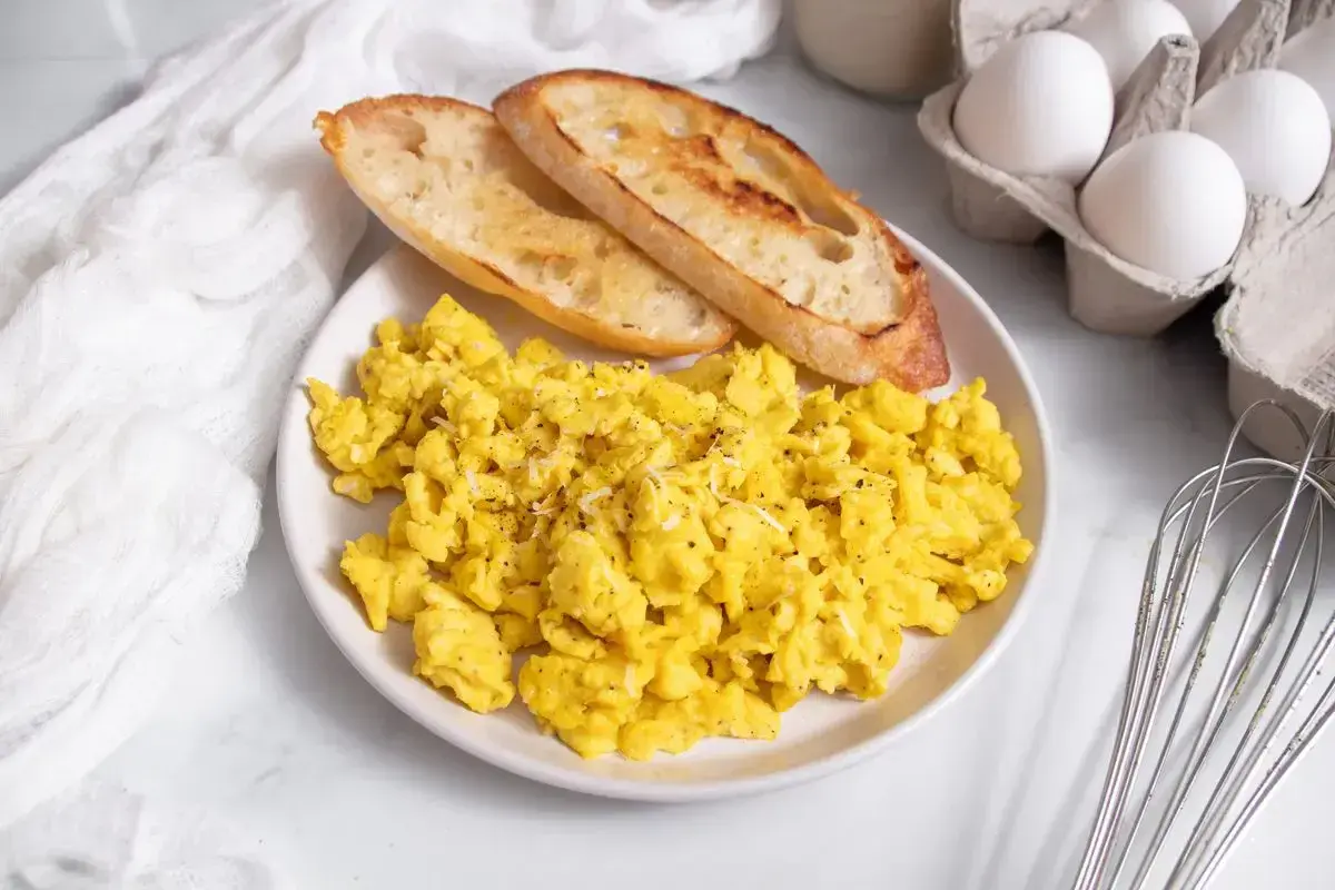 Uova strapazzate leggere e gustose, perfette per una dieta equilibrata. Accompagnate da pane tostato.