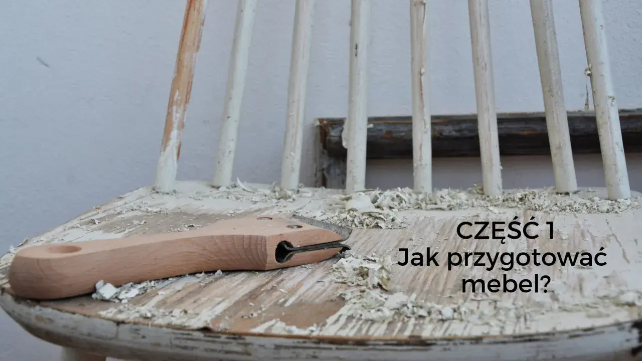Drewniany mebel w trakcie renowacji, z widocznymi odpryskami starej farby i narzędziem do jej usuwania. Czas zacząć przygotowania, ale czym odtłuścić?