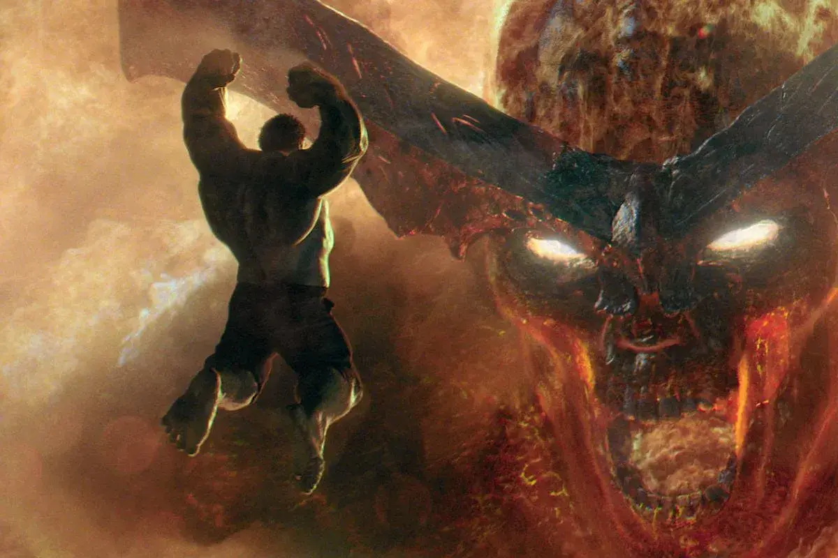 Hulk walczy z potężnym, płonącym demonem w jednej ze scen z filmów Chrisa Hemswortha.