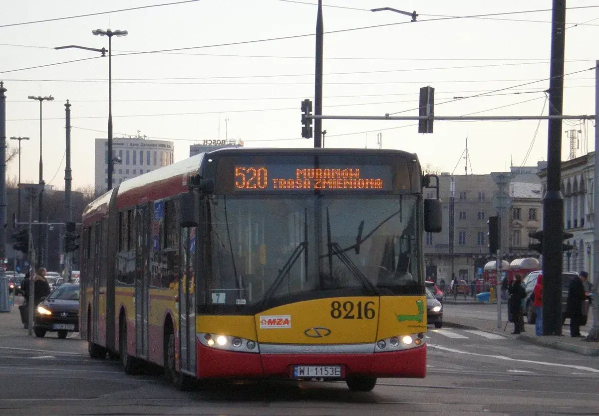 Autobus linii 520 w Warszawie, z informacją "trasa zmieniona", jedzie ulicą.