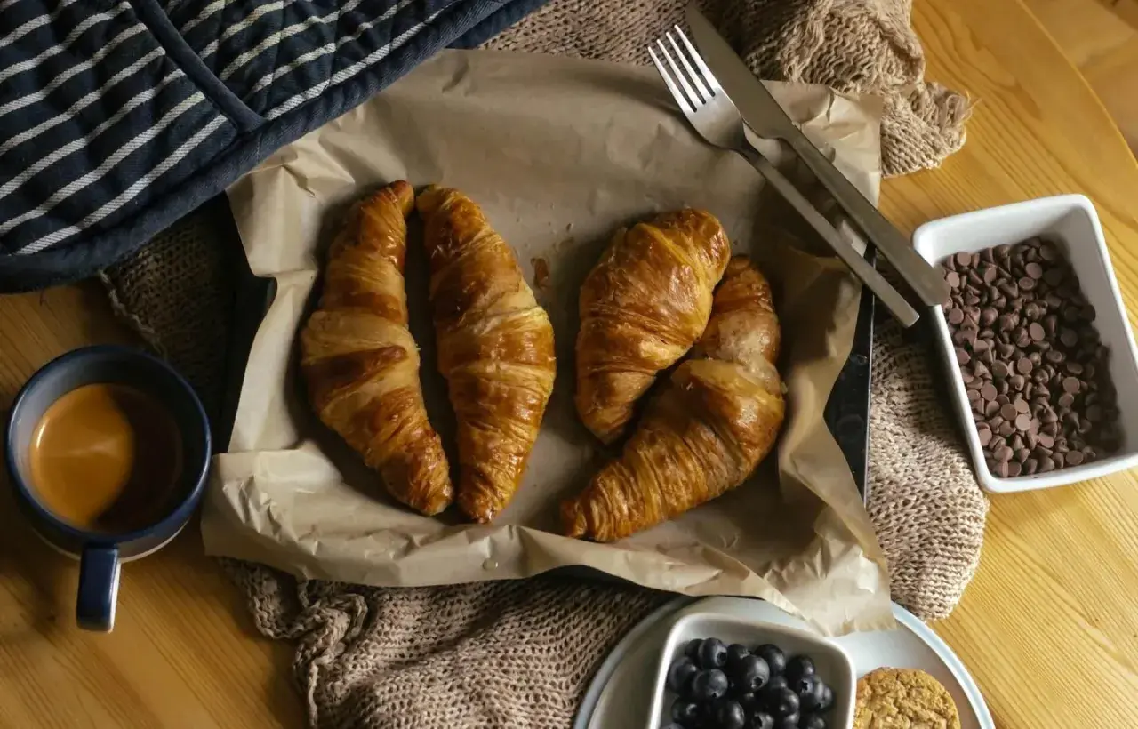 Pyszne croissanty, kawa i czekolada – to właśnie z tego słynie Francja. Idealne śniadanie.
