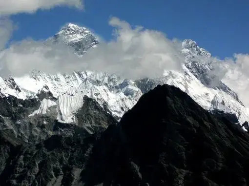 W jakim kraju jest Mount Everest? Odkryj granice Nepalu i Chin