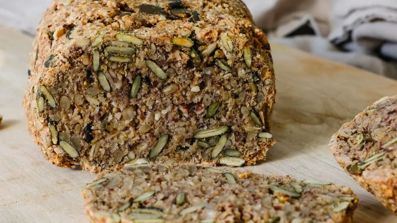 Saatenbrot rezept: Ein rustikales Brot voller Sonnenblumenkerne, Kürbiskerne und Leinsamen, perfekt für ein gesundes Frühstück.