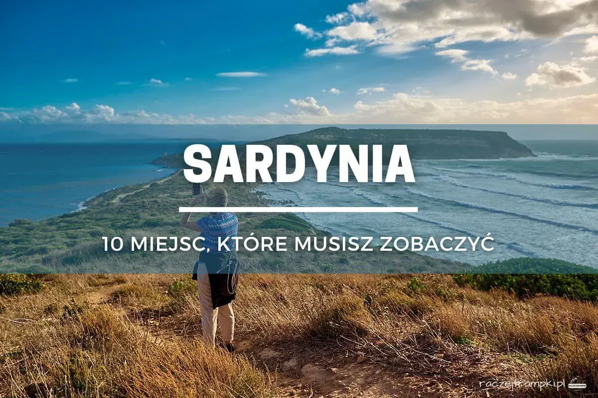 Sardynia: 10 miejsc, które musisz zobaczyć. Widok na wybrzeże z osobą fotografującą krajobraz.