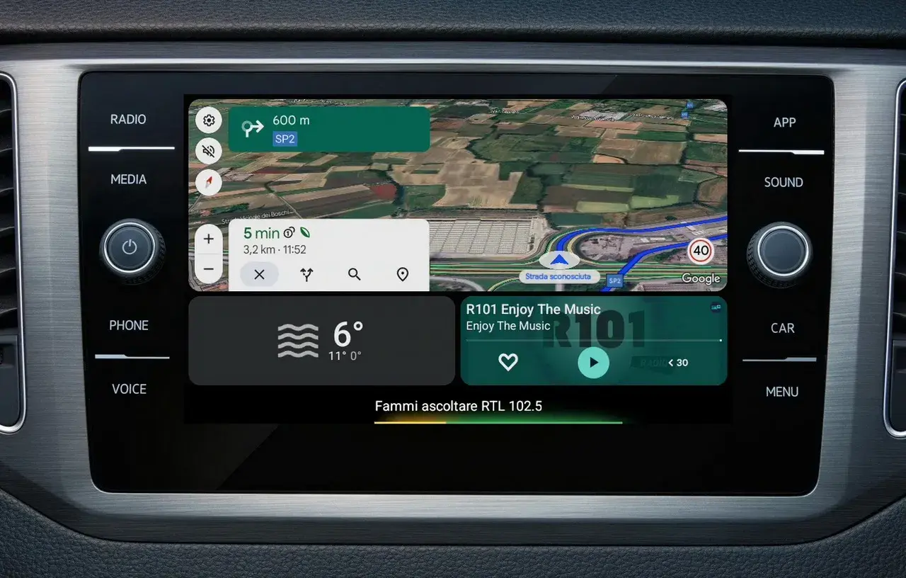 Schermo auto con navigatore Google Maps, meteo e radio. La radio per Android Auto mostra "Fammi ascoltare RTL 102.5".
