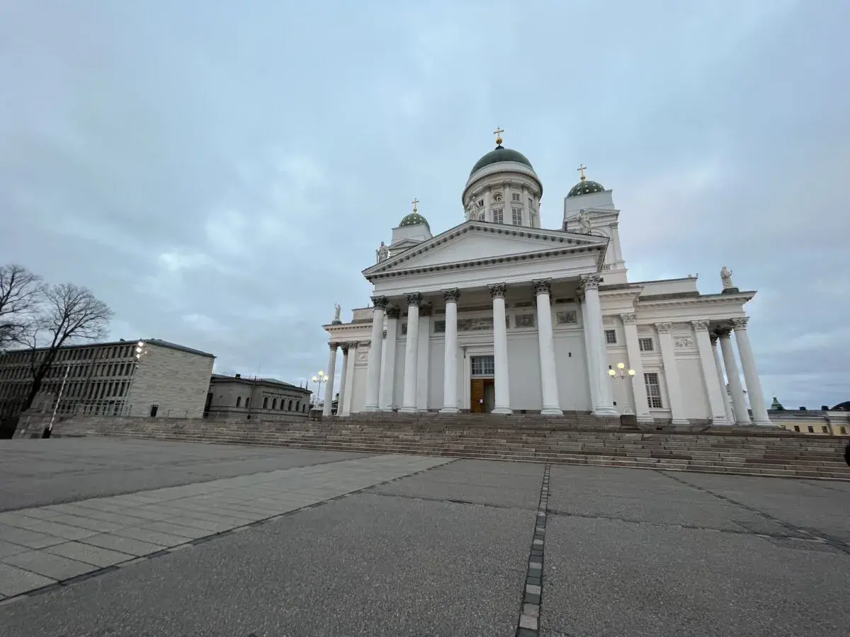Katedra w Helsinkach, imponująca budowla z kopułami. Ceny w Helsinkach mogą być wysokie, ale widoki są bezcenne.
