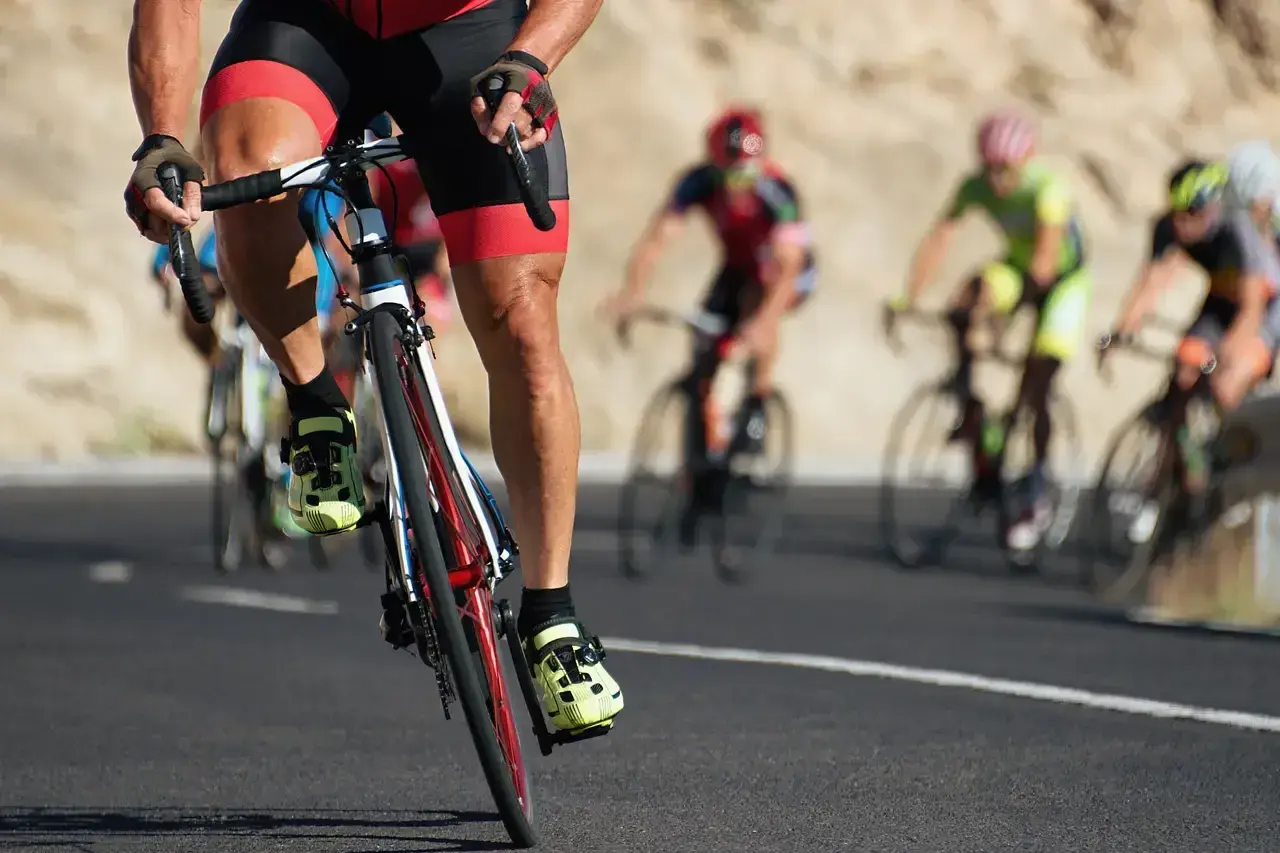 Ciclisti in gara, un'ottima opzione per chi cerca tabelle per dimagrire in bicicletta e migliorare la propria forma fisica.