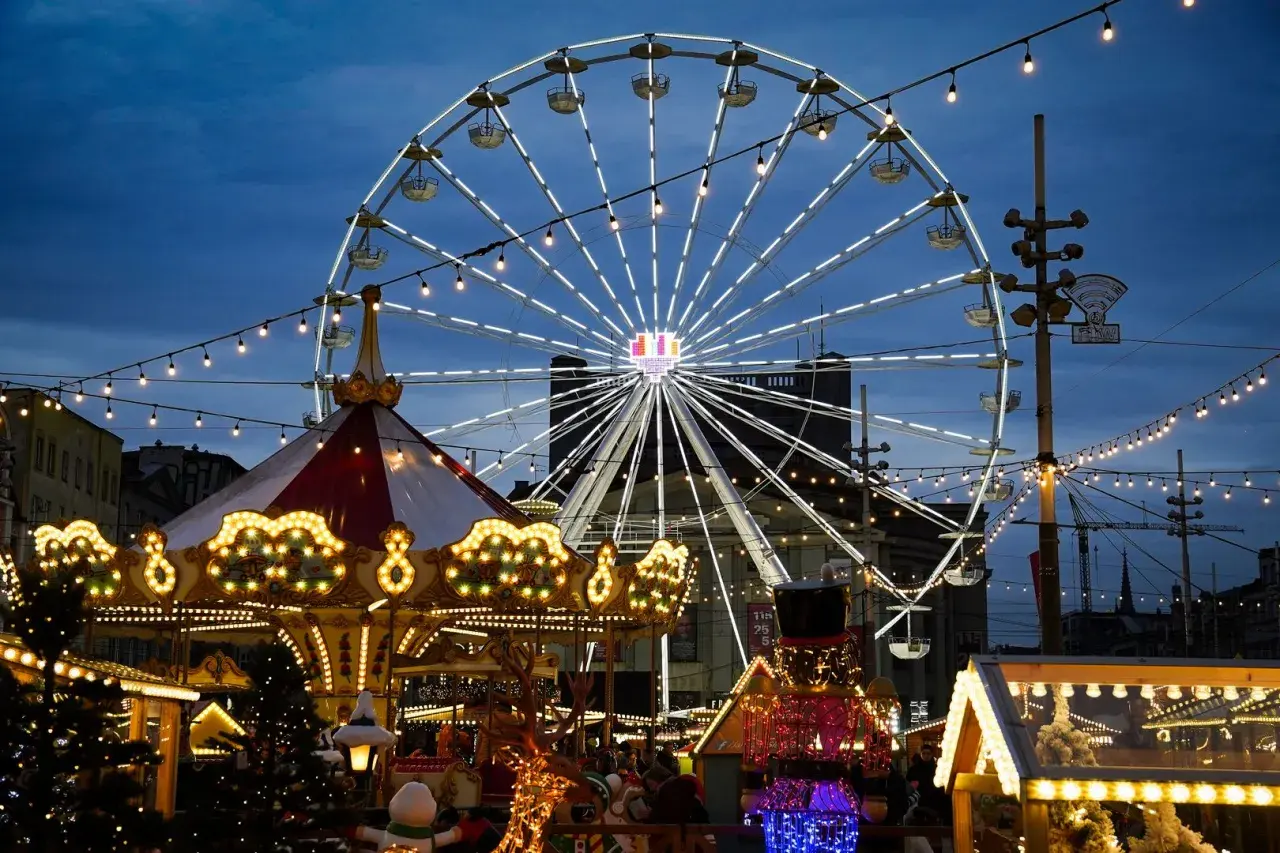 Magiczny jarmark bożonarodzeniowy Katowice nocą. Karuzela, diabelski młyn i świąteczne iluminacje tworzą bajkową atmosferę.