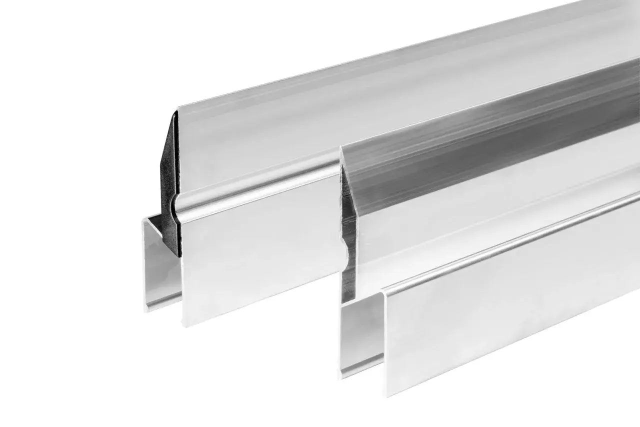 Dwa aluminiowe profile, jeden z czarną uszczelką, przypominają łaty tynkarskie. Czy to łata tynkarska h czy trapezowa?