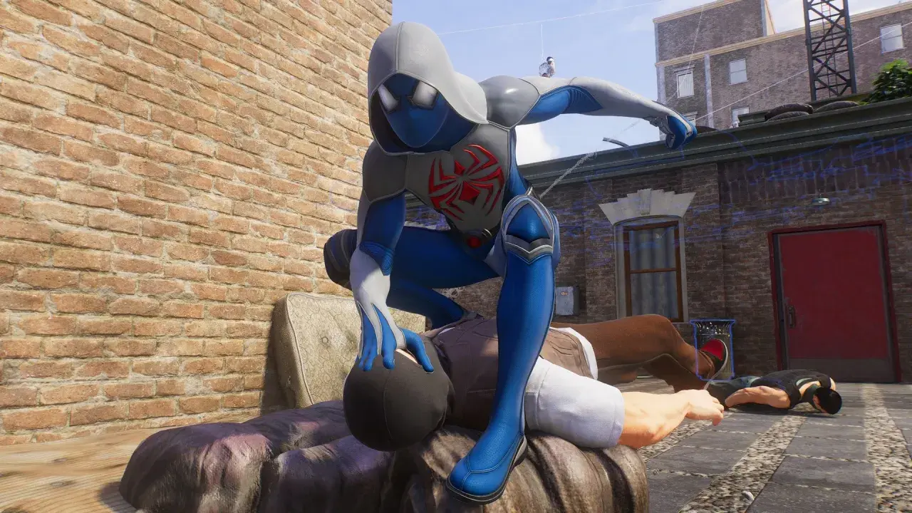 Spider-Man w nowym stroju obezwładnia przeciwnika. To scena z gry Spider-Man 2 poradnik.