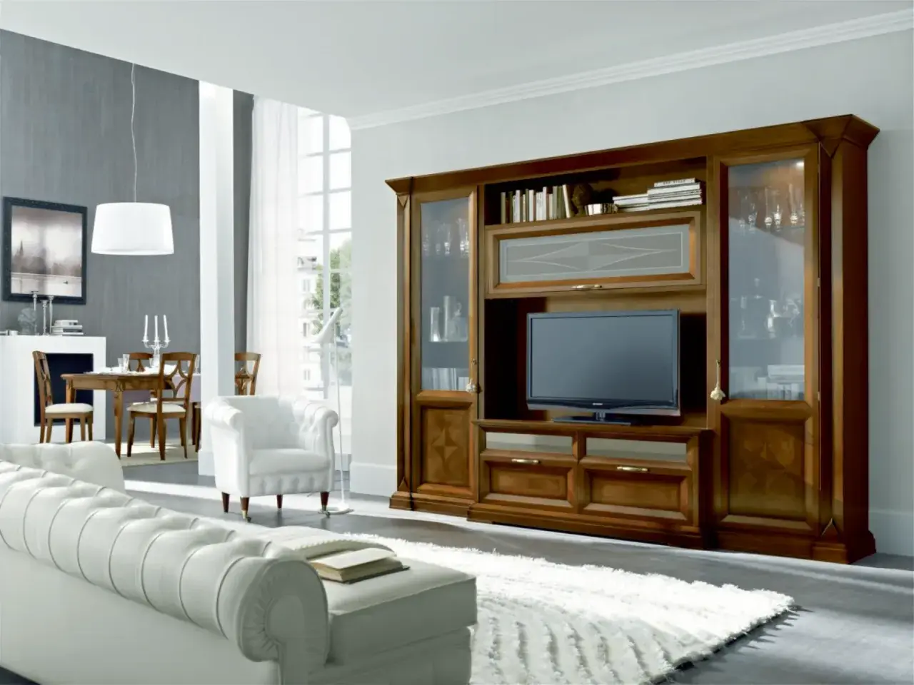 Elegante rivestimento parete attrezzata in legno scuro con vetrine, vani a giorno e cassetti.