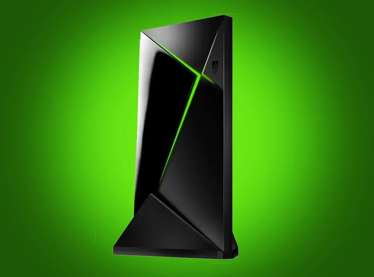 Elegancki, czarny Nvidia Shield Pro z zielonym podświetleniem, stojący na tle gradientu zieleni.