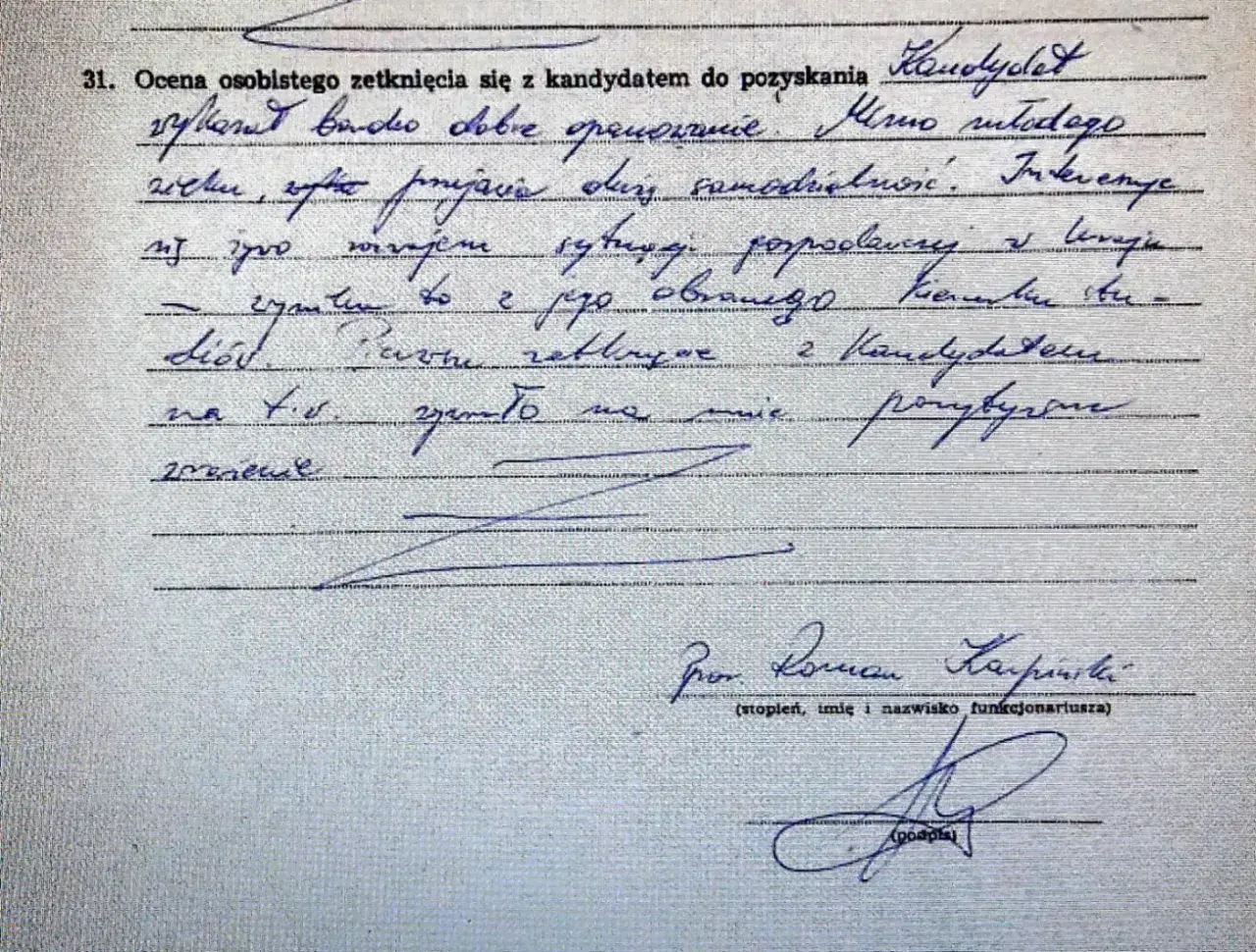 Ocena kandydata: "wybitnie bardzo dobre", "Mimo młodego wieku, szybko przejawia dużą samodzielność". Kto składa oświadczenie lustracyjne? Funkcjonariusz Roman Karpiński.