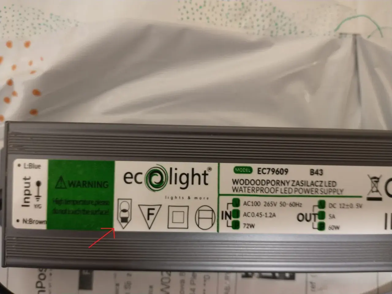 Zasilacz LED ecolight, model EC79609, wodoodporny. Ostrzeżenie: wysoka temperatura, nie dotykać.