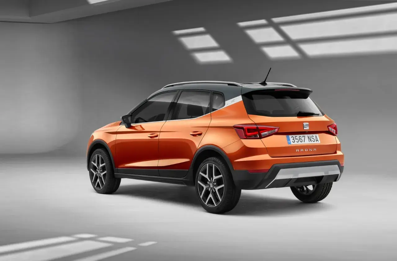 Pomarańczowy Seat Arona z szarym dachem, widok z tyłu. Sprawdź atrakcyjną seat arona cena!
