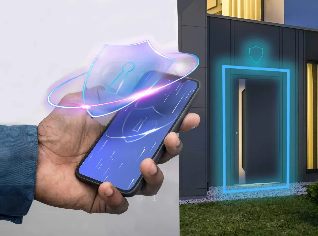 Dłoń trzyma smartfon z ikoną tarczy, symbolizującą system kontroli dostępu drzwi. Obok nowoczesne drzwi z niebieskim obramowaniem.