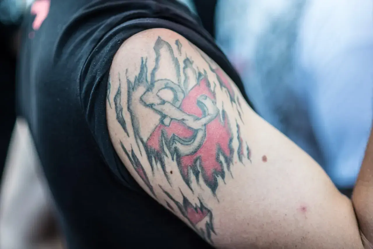 Tatuaż kotwicy z symbolem Polski Walczącej, upamiętniający Powstanie Warszawskie.