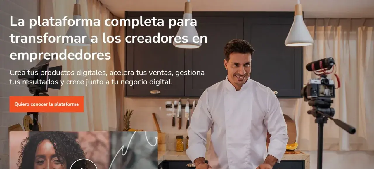 Chef sonriente graba contenido para su negocio digital. Esta plataforma es tu CTA para crecer.