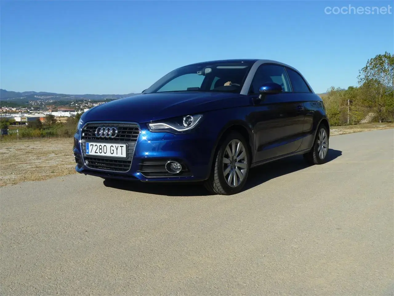 Audi A1 1.2 TFSI azul aparcado en carretera con paisaje de fondo. ¿Problemas comunes de este modelo?