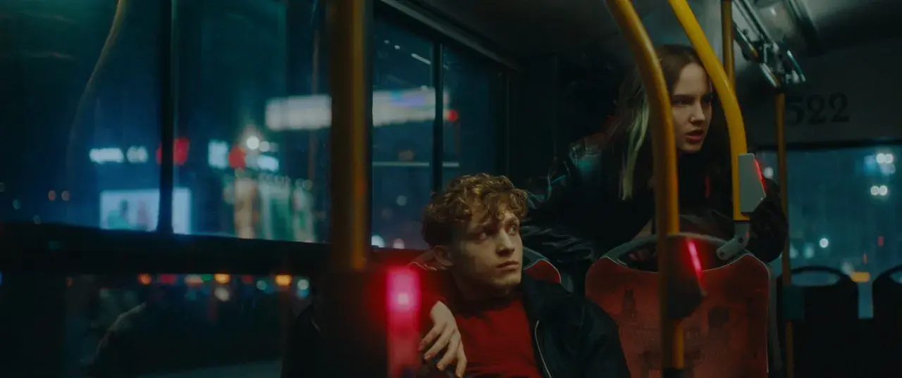 Młodzi ludzie w autobusie nocą. On zamyślony, ona zaniepokojona. Czy to początek ich 42 dni w mroku?