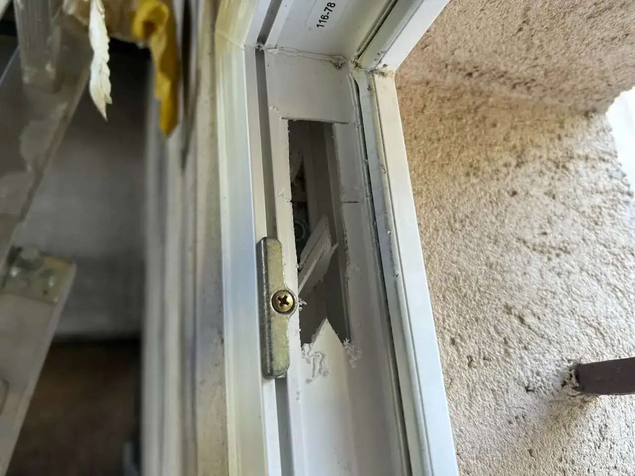 Fenêtre mal posée : le cadre est brisé, le mastic s'effrite. Quel recours pour ce défaut de pose ?