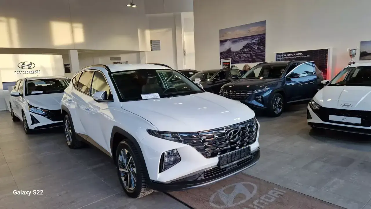 Nowe samochody Hyundai w salonie, różne rodzaje leasingu samochodowego do wyboru.
