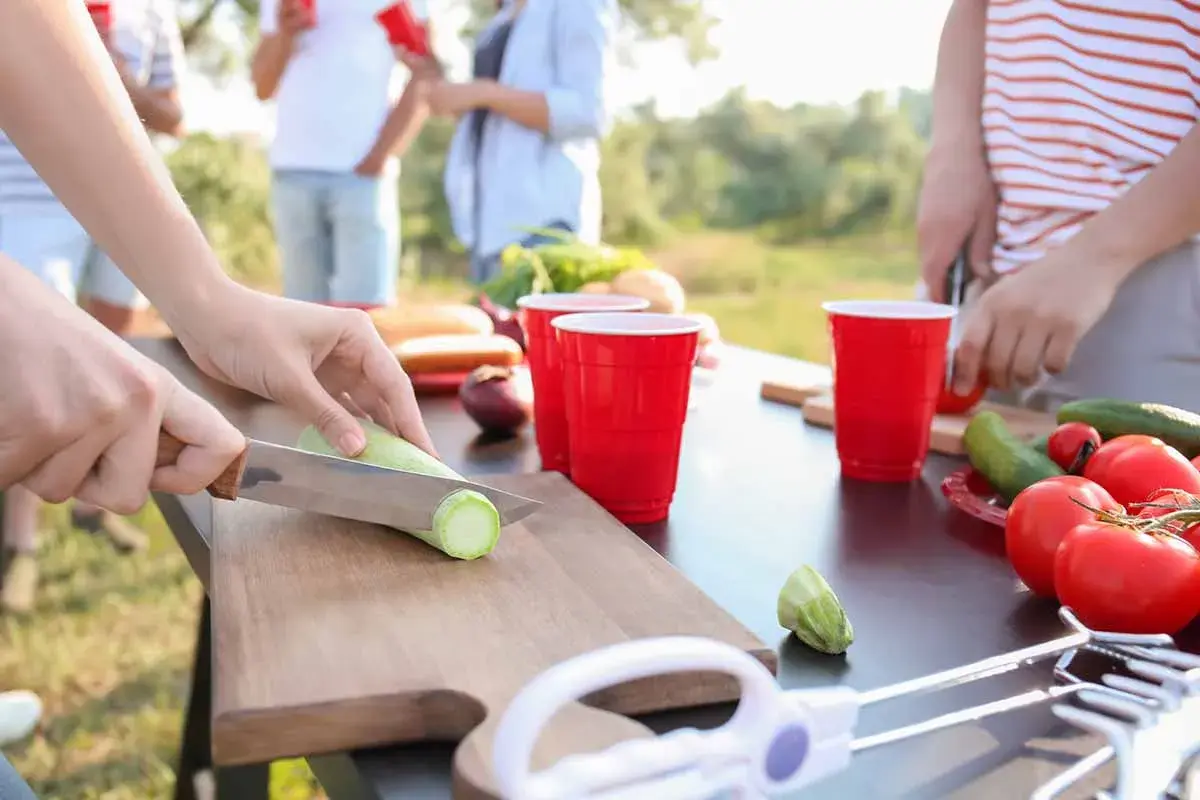 Preparazione di verdure fresche per un picnic, ispirato alle dieta berrino ricette. Zucchine, pomodori e cetrioli pronti per essere gustati.