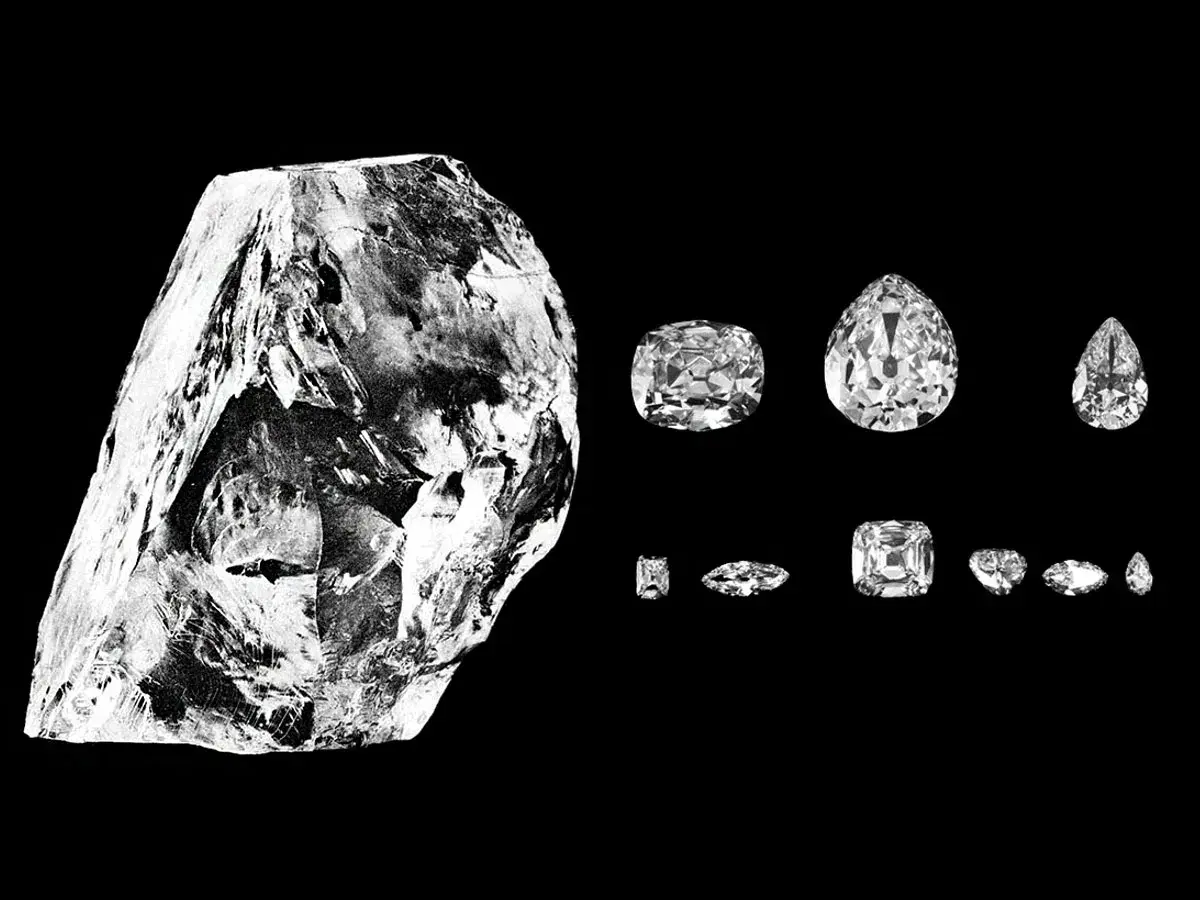 Surowy diament Cullinan obok oszlifowanych kamieni, które ozdobiły korona wielkiej brytanii.