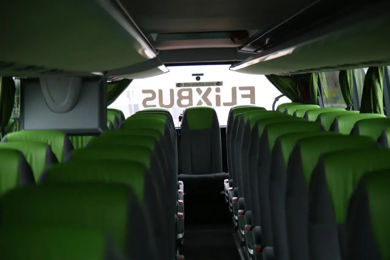 Puste zielone siedzenia w autobusie FlixBus. Może to być miejsce, gdzie planujesz flixbus zmiana rezerwacji.