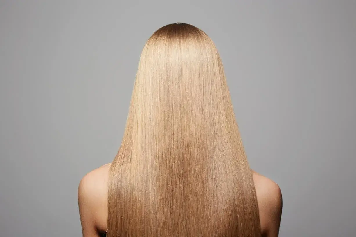 Cabello rubio liso y sedoso, con un brillo espectacular. ¡Pelo brillante al instante!