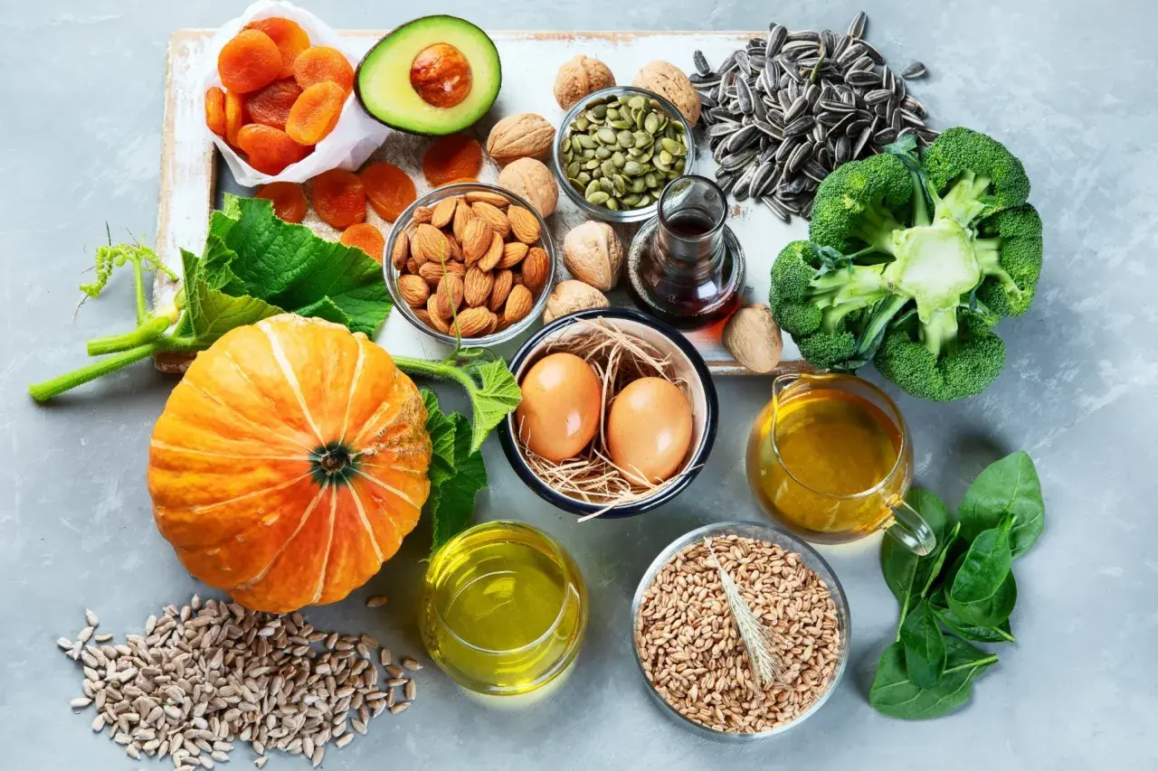 Reichlich Vitamin E steckt in Nüssen, Samen, Avocado und Öl. Diese Lebensmittel zeigen, wann Vitamin E einnehmen.