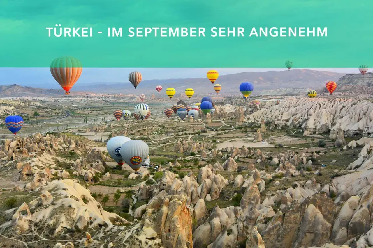 Heißluftballons steigen über die Felsformationen von Kappadokien auf. Perfekt für Backpacking im September.