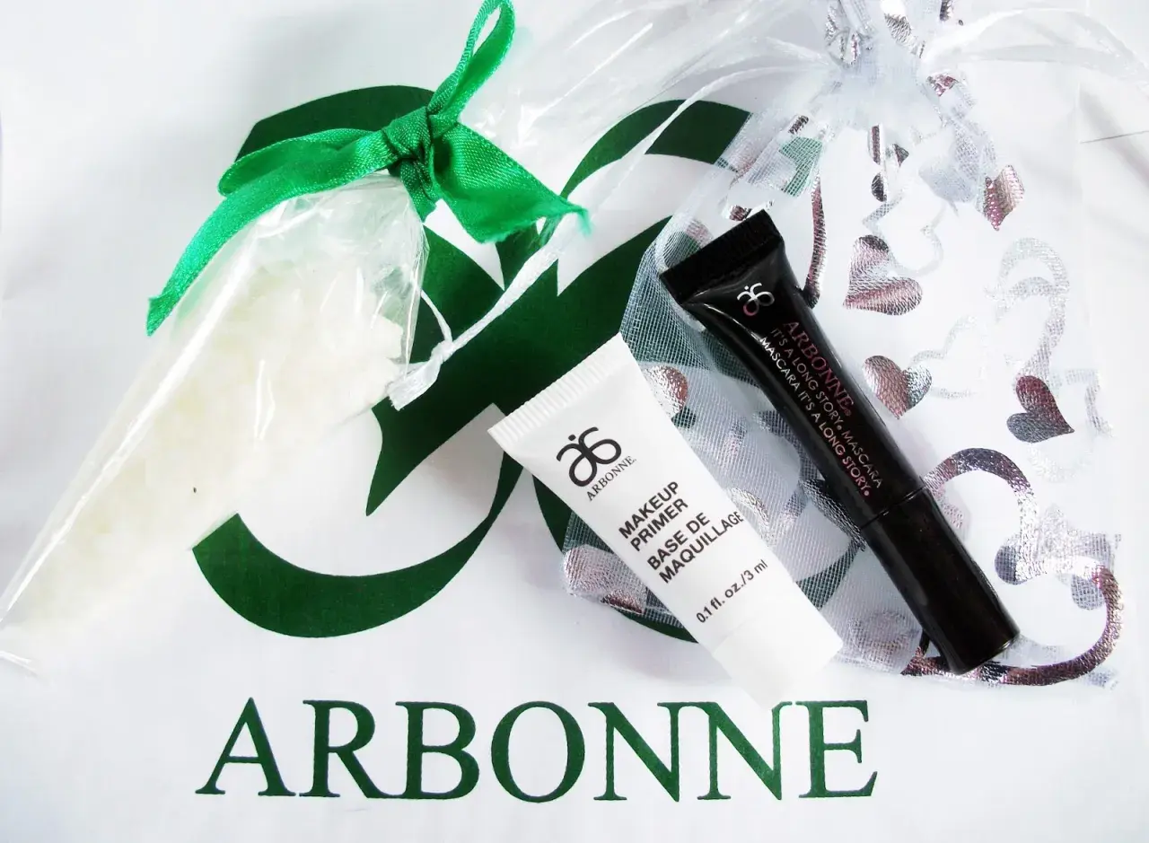 Zestaw kosmetyków Arbonne: baza pod makijaż i tusz do rzęs. Wiele pozytywnych arbonne opinie o tych produktach.