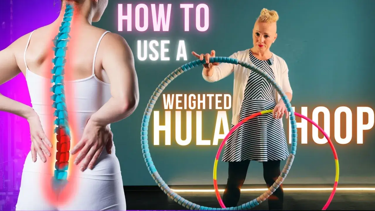 Kobieta z hula hop dla początkujących pokazuje, jak ćwiczyć, by wzmocnić kręgosłup.