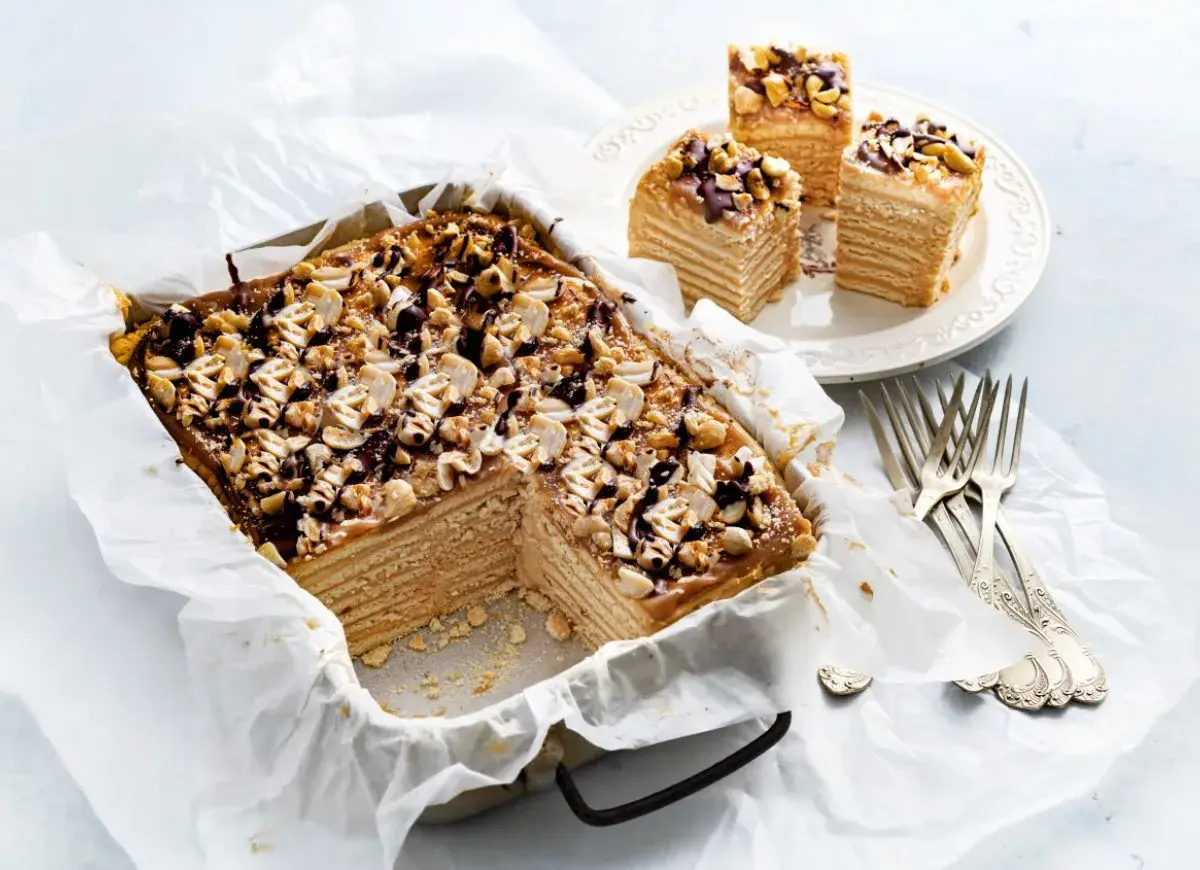 Pyszny snickers bez pieczenia, warstwowy deser z orzeszkami i czekoladą. Idealny na każdą okazję.