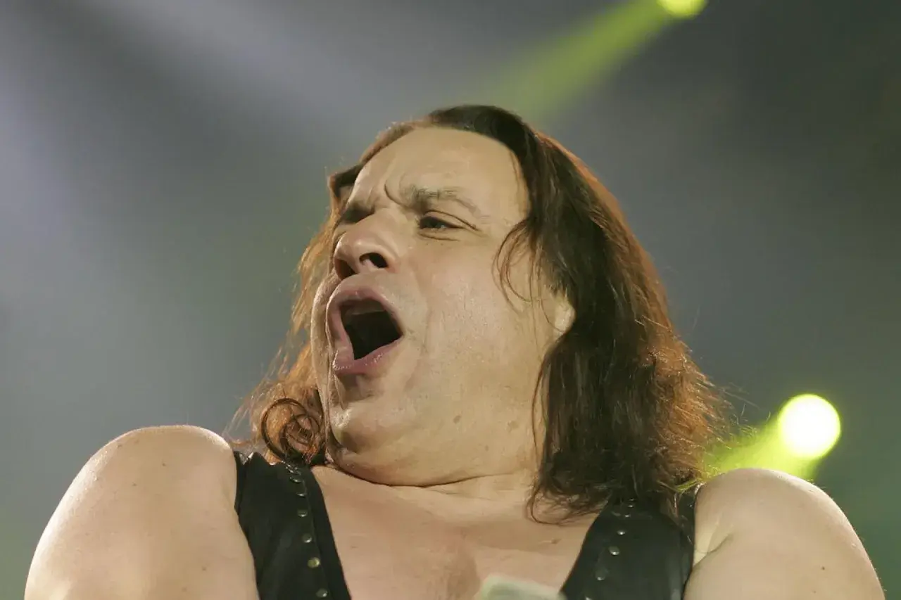 Sänger mit offenem Mund, der die lauteste Band der Welt repräsentiert.