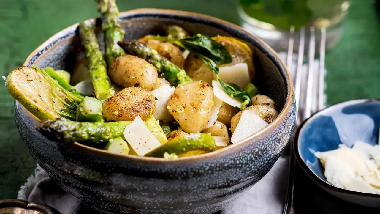 Gnocchi mit Spargel und Zitrone, garniert mit Parmesan. Ein frühlingshaftes Gericht, das Lust auf mehr macht.