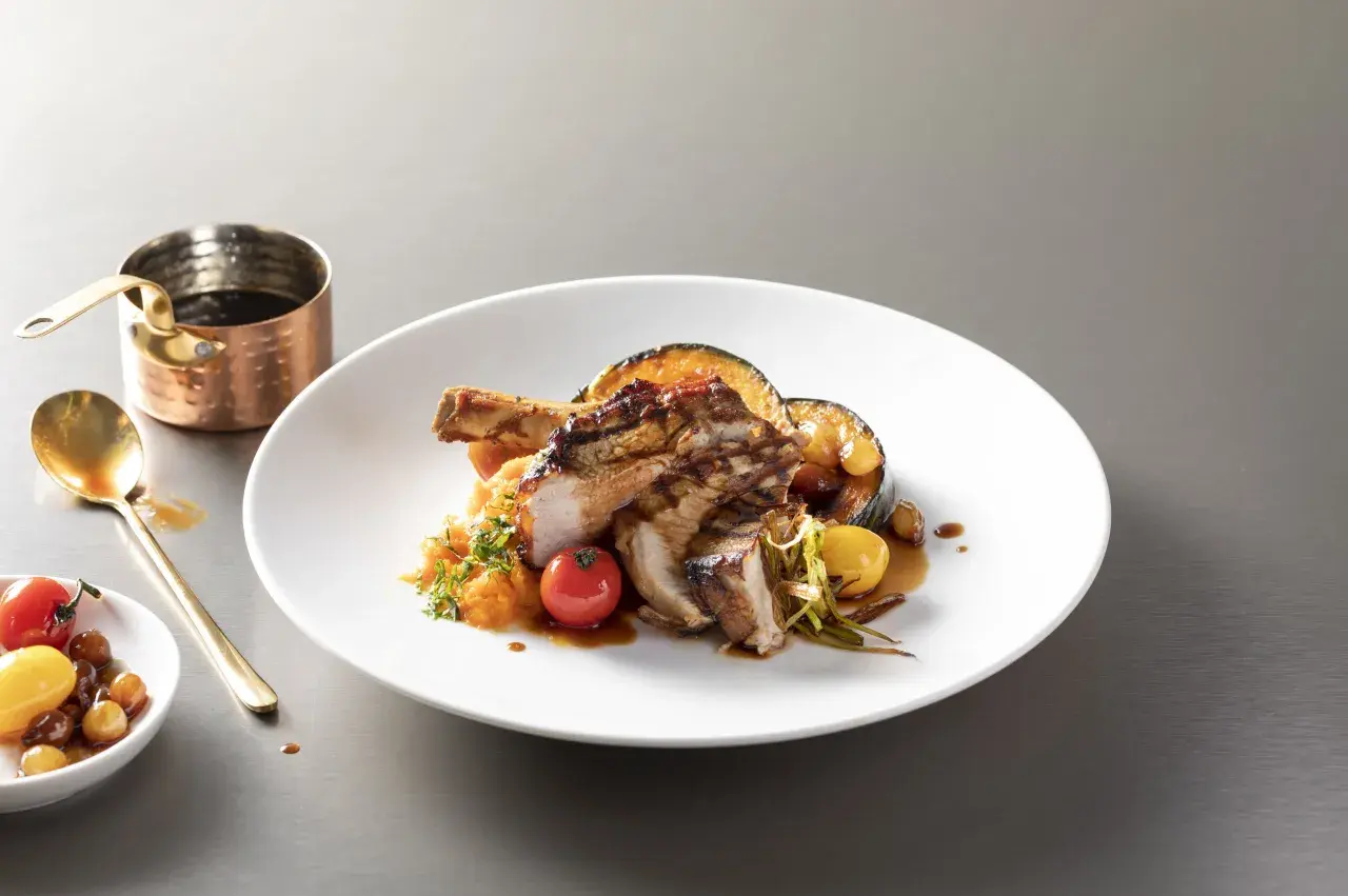 Une délicieuse escalope de veau grillée, servie avec une purée de courge, des légumes rôtis et une sauce savoureuse.